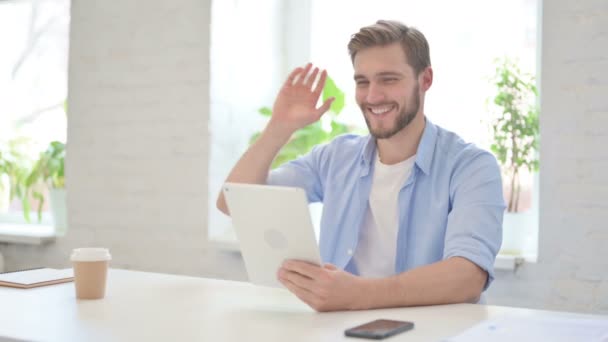 Hombre creativo haciendo videollamada en la tableta en la oficina moderna — Vídeo de stock