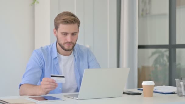 Selhání online platby na notebooku mladým kreativním mužem — Stock video