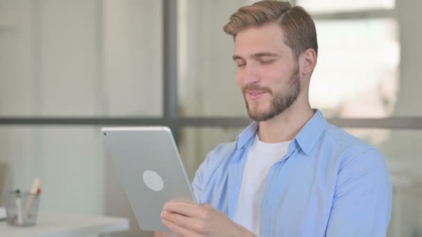 Πορτρέτο Video Call on Tablet από τον Young Creative Man — Αρχείο Βίντεο