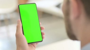 Yeşil Krom Anahtar Ekranlı Akıllı Telefon Taranıyor 