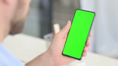 Yeşil Renkli Ekran ile Akıllı Telefon Kullanılıyor 