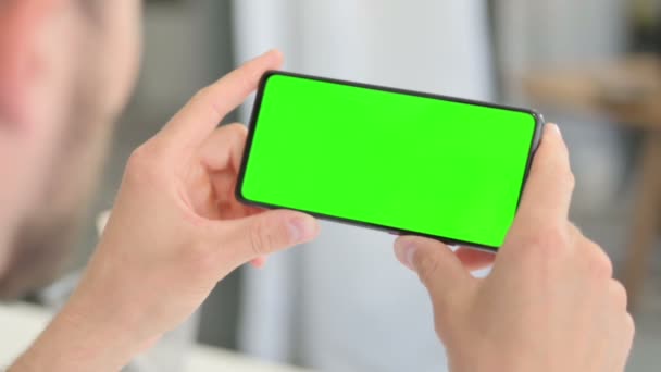 Man Houdt Smartphone met Chroma Screen — Stockvideo