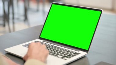 Yeşil Krom Ekranlı Dizüstü Bilgisayarı Kullanarak Erkeğin Kapanışı 