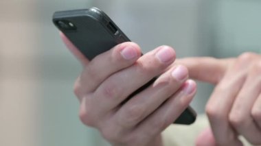 Akıllı Telefona Eller Tarayıcıya Yaklaş 