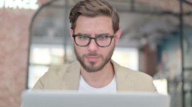 Dizüstü bilgisayarlı Adam Portresi Çalışırken Şok Oldu 