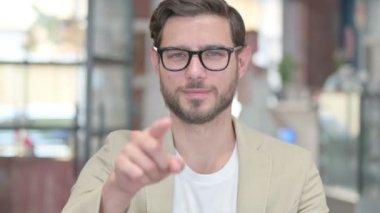 Kamerayı gösteren genç adamın portresi, Davetkar 