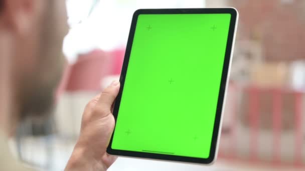 Primer plano del hombre usando tableta con pantalla de croma verde — Vídeo de stock