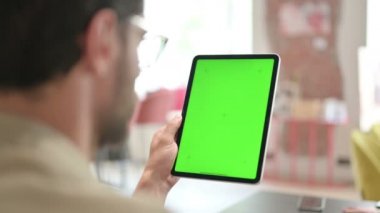 Arka Görünüm: Genç Adam Krom Ekran ile Tablet Kullanıyor 