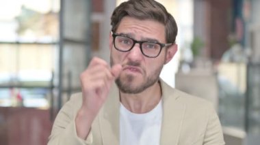 Kızgın Genç Adam 'ın portresi Tartışıyor, Savaşıyor 