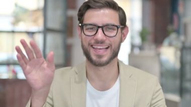 El sallayan genç adamın portresi, hoş geldiniz.