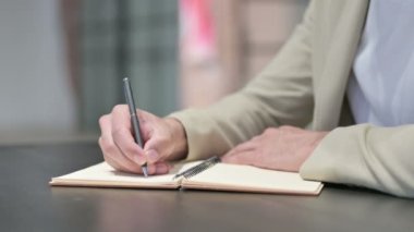 Not Defterine Yazan Genç Adamın Elleri 'nin Kapanışı