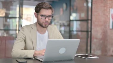 Dizüstü bilgisayarı olan genç adam çalışırken şok oldu. 