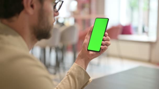 Visão traseira do jovem usando Smartphone com tela Chroma — Vídeo de Stock