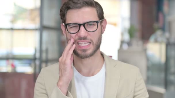 Portrait of Young Man having Toothache, Cavity — Stock Video