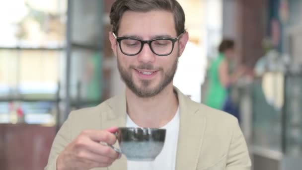 Портрет человека, пьющего кофе на работе — стоковое видео