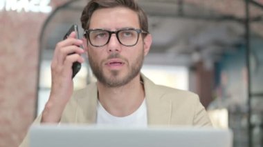 Bilgisayarlı Erkeğin Kapat Akıllı Telefonla Konuşuyor 