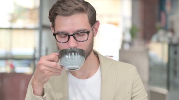 Портрет человека с зубной болью после питья кофе — стоковое видео