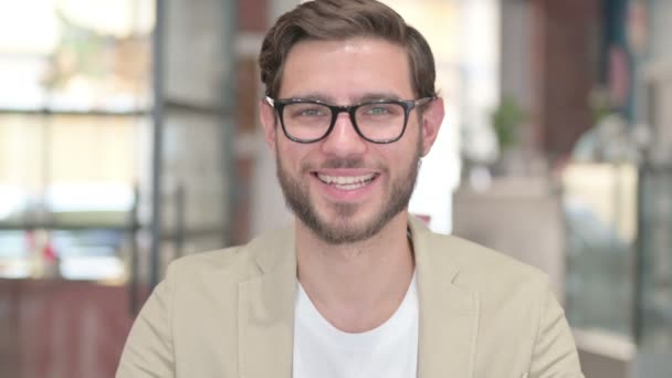 Портрет молодого чоловіка, який посміхається на камеру — стокове відео