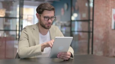 Tabletteki Kayba Tepki Veren Genç Adam