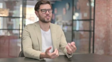 Genç adam hayal kırıklığına uğradı, iş yerinde hayal kırıklığına uğradı.