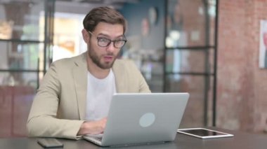 Dizüstü bilgisayarlı genç adam kayıp ve başarısızlığa uğruyor. 