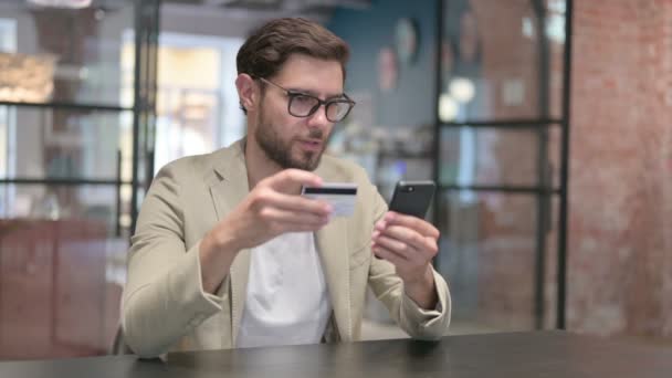 Giovane uomo che effettua il pagamento online su smartphone — Video Stock