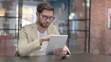 İş yerinde Tablet kullanan Çekici Genç Adam 