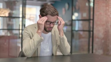 Düşünen, Endişeli Genç Adam 