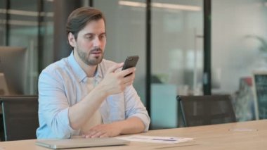 Ofiste Akıllı Telefon kullanan Olgun Yetişkin Adam 