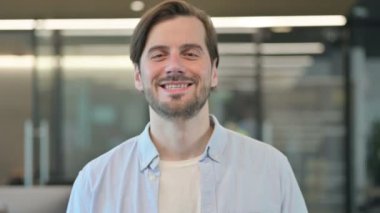 Olgun Yetişkin Adam 'ın evet işareti olarak kafasını sallaması 