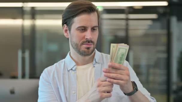 Porträt eines reifen erwachsenen Mannes, der Dollar hält und denkt — Stockvideo