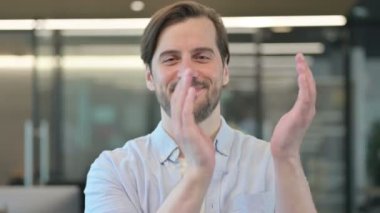 Heyecanlı Yetişkin Adam alkışlıyor, alkışlıyor. 