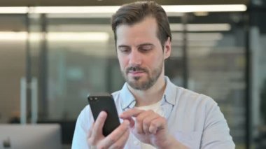Olgun Yetişkin Adam Akıllı Telefon Kullanıyor, İnternet Taranıyor