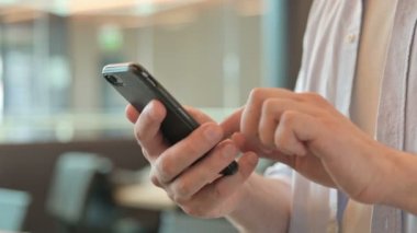 Akıllı Telefon Kullanan Adam 'ın Kapanışı 