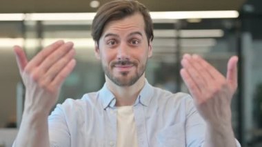 Olgun Yetişkin Adam Kamerayı Göstererek Davet Ediyor 