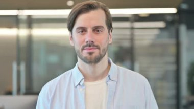 Olgun Yetişkin Adam Kameraya Gülümsüyor 