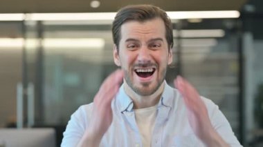 Olgun Yetişkin Adam Korkmuş, Korkmuş Kamera karşısında