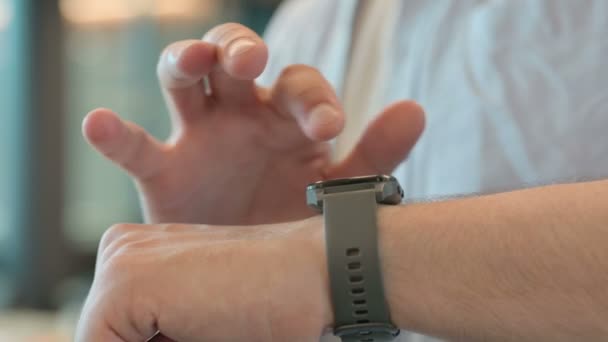 Close Up of Man Menggunakan Smartwatch — Stok Video
