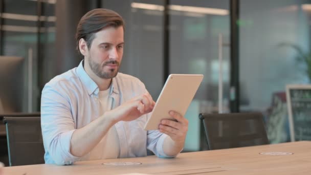 Reifer erwachsener Mann reagiert auf Verlust mit Tablet — Stockvideo