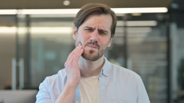 Potret Mature Adult Man memiliki Toothache, Cavity — Stok Video