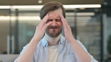 Gergin Yetişkin Adam 'ın Baş Ağrısı, Portre