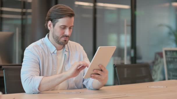 Attraktiver reifer Erwachsener mit Tablet im Büro — Stockvideo