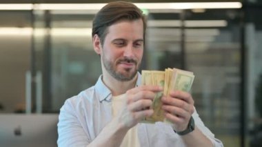 Yetişkin Adam 'ın Dolar Sayan Portresi 