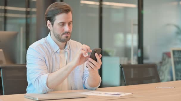 Reifer erwachsener Mann telefoniert im Büro — Stockvideo