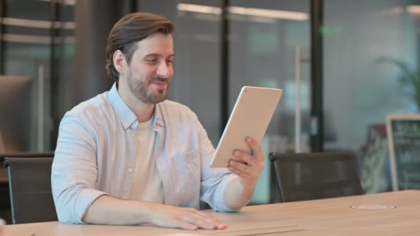 Reifer erwachsener Mann macht Video-Chat auf Tablet im Büro — Stockvideo