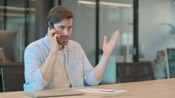 Kızgın Olgun Yetişkin Adam Ofiste Telefonda Konuşuyor — Stok video