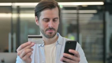Yetişkin Adam İçin Akıllı Telefon 'da Çevrimiçi Ödeme Başarısızlığı