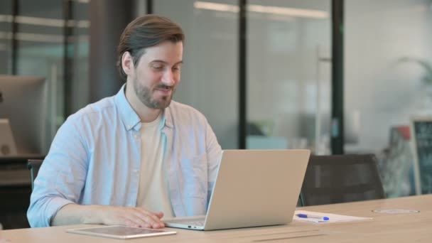 Reifer erwachsener Mann spricht auf Video-Chat auf Laptop — Stockvideo