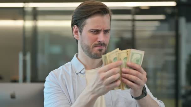Portret van volwassen volwassen man voelt zich bezorgd tellen van dollars — Stockvideo