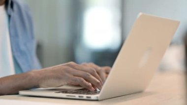 Laptop Klavyesinde Yazan Afrikalı Adamın Elleri
